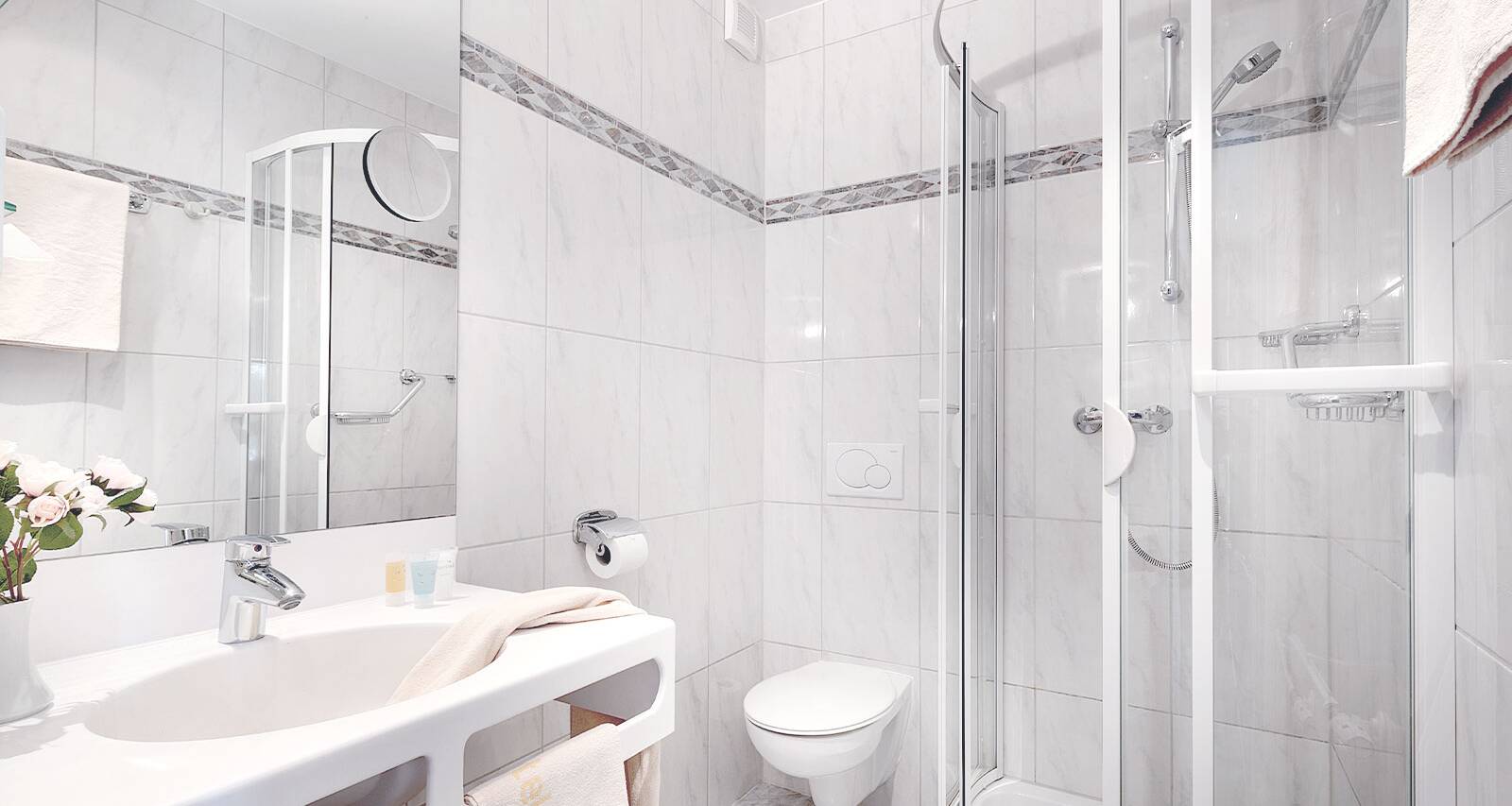 Das Bad Ihres Einzelzimmers überzeugt mit komfortabler Ausstattung und Modernität.